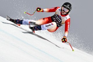 Noémie Kolly lors d'une descente à Crans-Montana en février 2024 KEYSTONE/JEAN-CHRISTOPHE BOTT